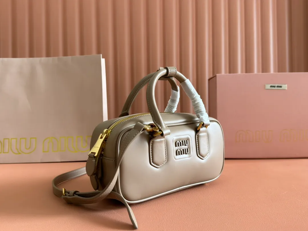 p1640💋💋💋【Full set of packaging at the counter】MIU MIU Miu Miu Caramel Bowling Upper Body Effect! Miu Miu Women's Arcadia Cowhide Handbag Crossbody Bag👝Lightly padded design makes the handbag look fuller, showing a cosmopolitan style. The letter logo, which echoes the finish of the metal hardware, straddles the line between function and decoration, giving this handbag a unique aesthetic and classic feel. Size: 22✖️10.5✖️7.5cm Style number: 5bb142 bean paste