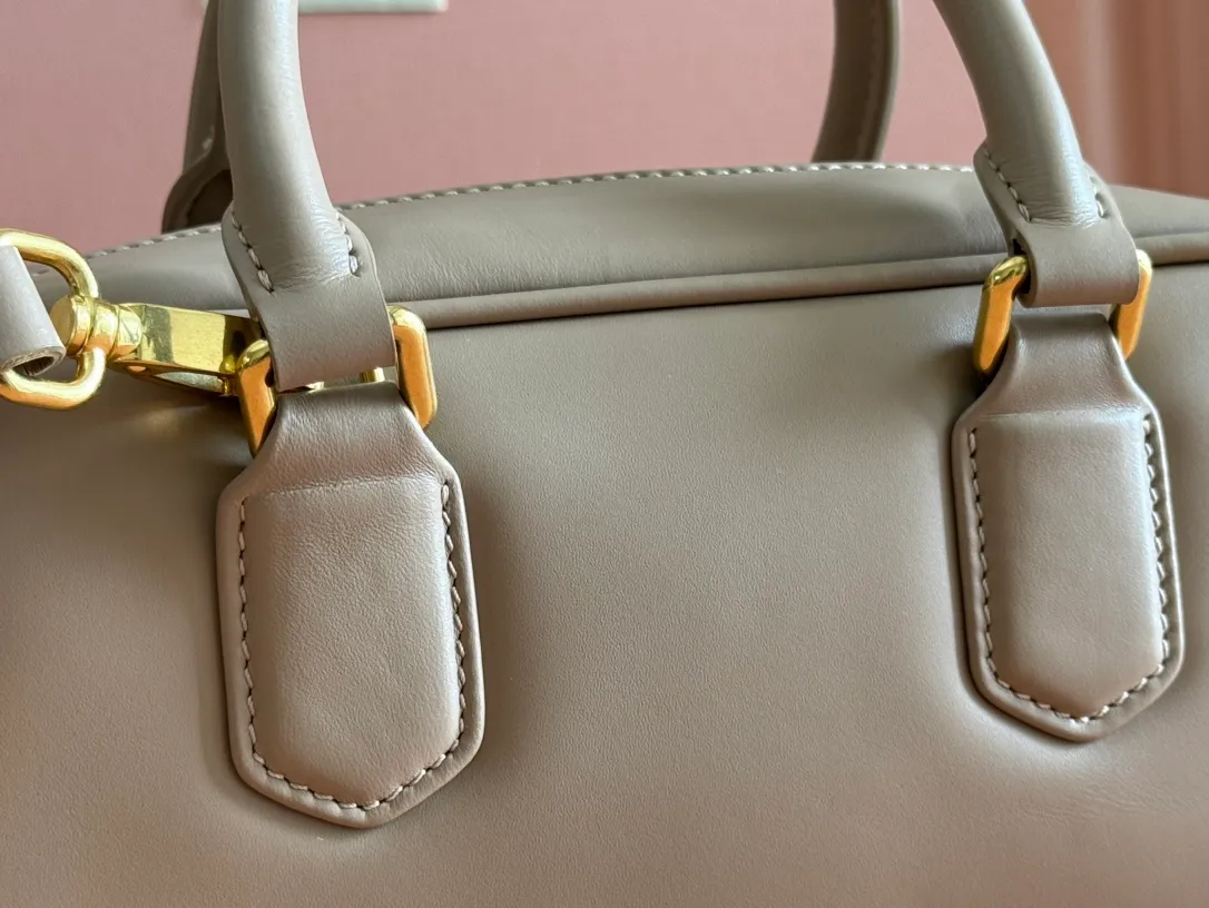 p1640💋💋💋【Full set of packaging at the counter】MIU MIU Miu Miu Caramel Bowling Upper Body Effect! Miu Miu Women's Arcadia Cowhide Handbag Crossbody Bag👝Lightly padded design makes the handbag look fuller, showing a cosmopolitan style. The letter logo, which echoes the finish of the metal hardware, straddles the line between function and decoration, giving this handbag a unique aesthetic and classic feel. Size: 22✖️10.5✖️7.5cm Style number: 5bb142 bean paste