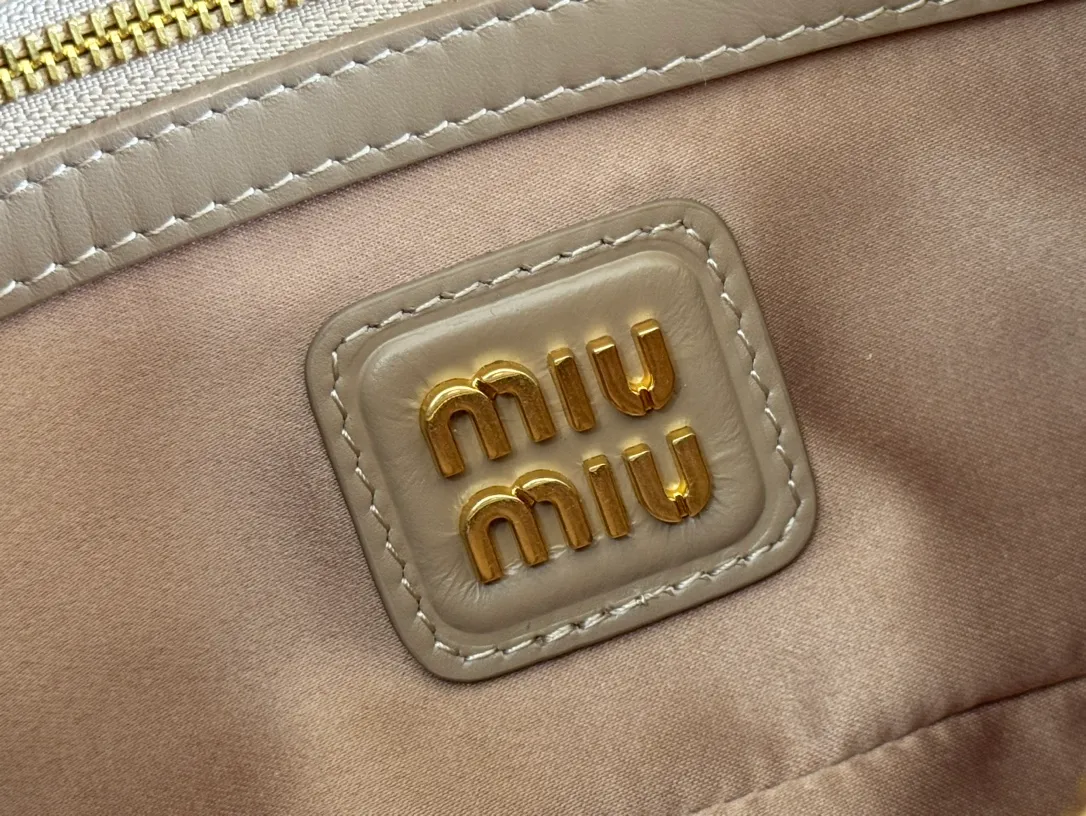 p1640💋💋💋【Full set of packaging at the counter】MIU MIU Miu Miu Caramel Bowling Upper Body Effect! Miu Miu Women's Arcadia Cowhide Handbag Crossbody Bag👝Lightly padded design makes the handbag look fuller, showing a cosmopolitan style. The letter logo, which echoes the finish of the metal hardware, straddles the line between function and decoration, giving this handbag a unique aesthetic and classic feel. Size: 22✖️10.5✖️7.5cm Style number: 5bb142 bean paste