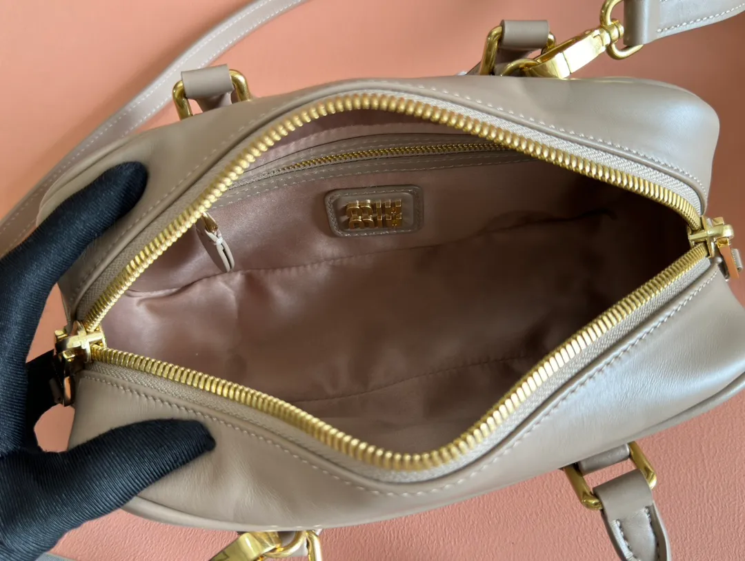 p1640💋💋💋【Full set of packaging at the counter】MIU MIU Miu Miu Caramel Bowling Upper Body Effect! Miu Miu Women's Arcadia Cowhide Handbag Crossbody Bag👝Lightly padded design makes the handbag look fuller, showing a cosmopolitan style. The letter logo, which echoes the finish of the metal hardware, straddles the line between function and decoration, giving this handbag a unique aesthetic and classic feel. Size: 22✖️10.5✖️7.5cm Style number: 5bb142 bean paste