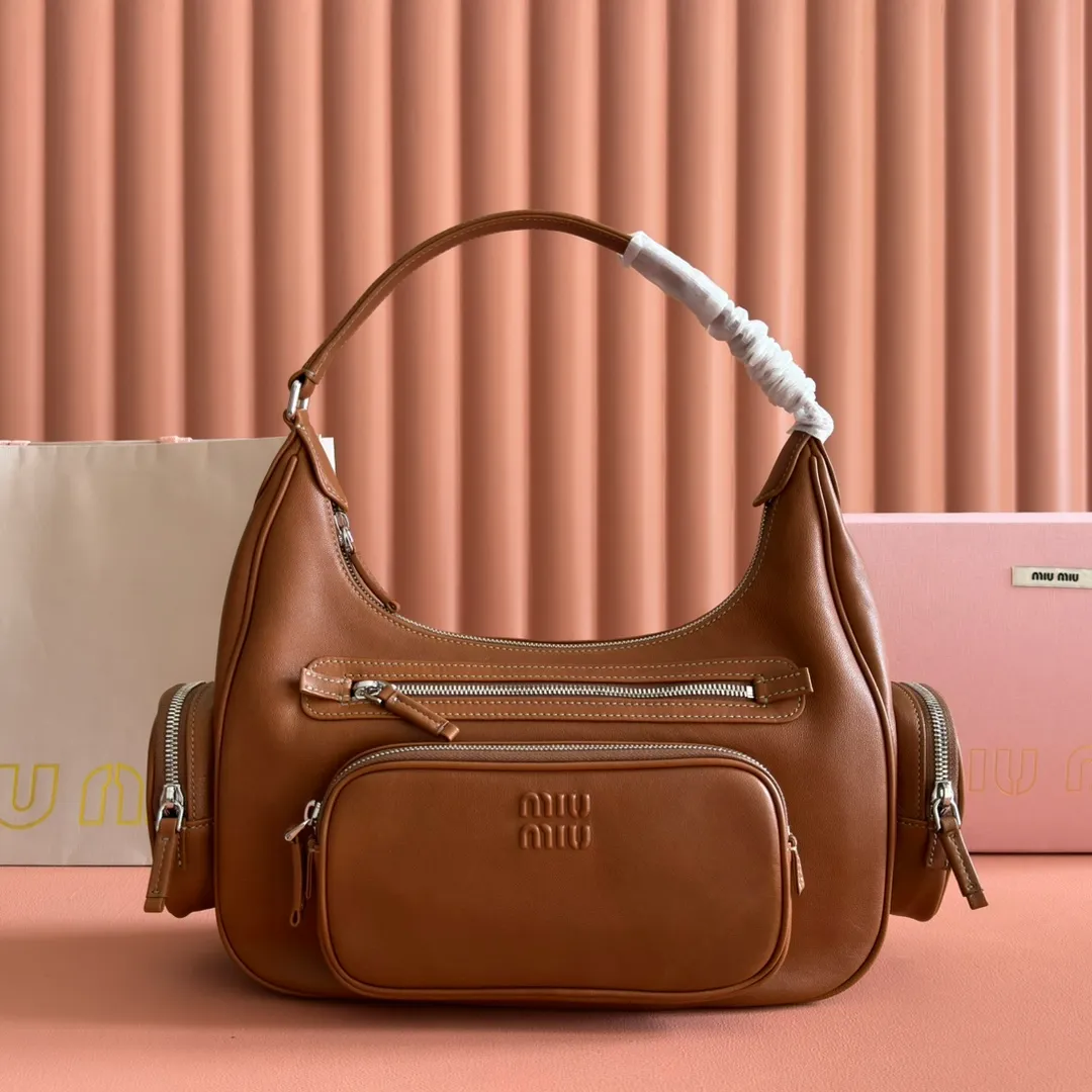 p2200💋💋💋【Full set of packaging at the counter】𝗠𝗶𝘂 𝗠𝗶𝘂 𝗣𝗼𝗰𝗸𝗲𝘁Motorcycle bag This MIU pocket bag is so big that even a rich family’s daughter is carrying it! Full leather inside and out, the leather is very soft and feels super good. The Tori zipper + three-dimensional pockets are retro and can be carried in one bag under the arm to unlock two ways of carrying it. Fashionable girls, please plant this motorcycle bag! Size: 38cm long (measured including the 2 side pockets, 33cm excluding it) Style number: 5BC189 caramel color Dimensions: length 38×width 14×height 20cm