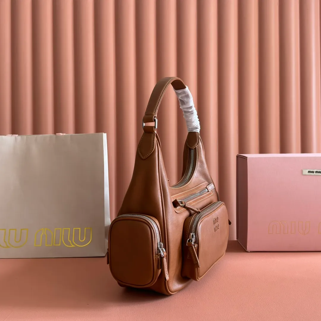 p2200💋💋💋【Full set of packaging at the counter】𝗠𝗶𝘂 𝗠𝗶𝘂 𝗣𝗼𝗰𝗸𝗲𝘁Motorcycle bag This MIU pocket bag is so big that even a rich family’s daughter is carrying it! Full leather inside and out, the leather is very soft and feels super good. The Tori zipper + three-dimensional pockets are retro and can be carried in one bag under the arm to unlock two ways of carrying it. Fashionable girls, please plant this motorcycle bag! Size: 38cm long (measured including the 2 side pockets, 33cm excluding it) Style number: 5BC189 caramel color Dimensions: length 38×width 14×height 20cm