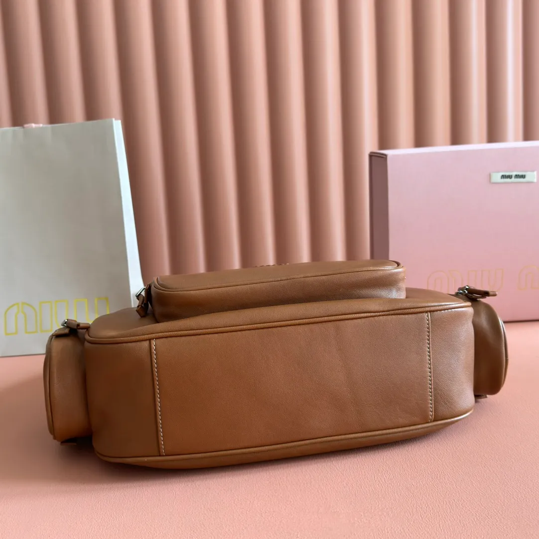 p2200💋💋💋【Full set of packaging at the counter】𝗠𝗶𝘂 𝗠𝗶𝘂 𝗣𝗼𝗰𝗸𝗲𝘁Motorcycle bag This MIU pocket bag is so big that even a rich family’s daughter is carrying it! Full leather inside and out, the leather is very soft and feels super good. The Tori zipper + three-dimensional pockets are retro and can be carried in one bag under the arm to unlock two ways of carrying it. Fashionable girls, please plant this motorcycle bag! Size: 38cm long (measured including the 2 side pockets, 33cm excluding it) Style number: 5BC189 caramel color Dimensions: length 38×width 14×height 20cm