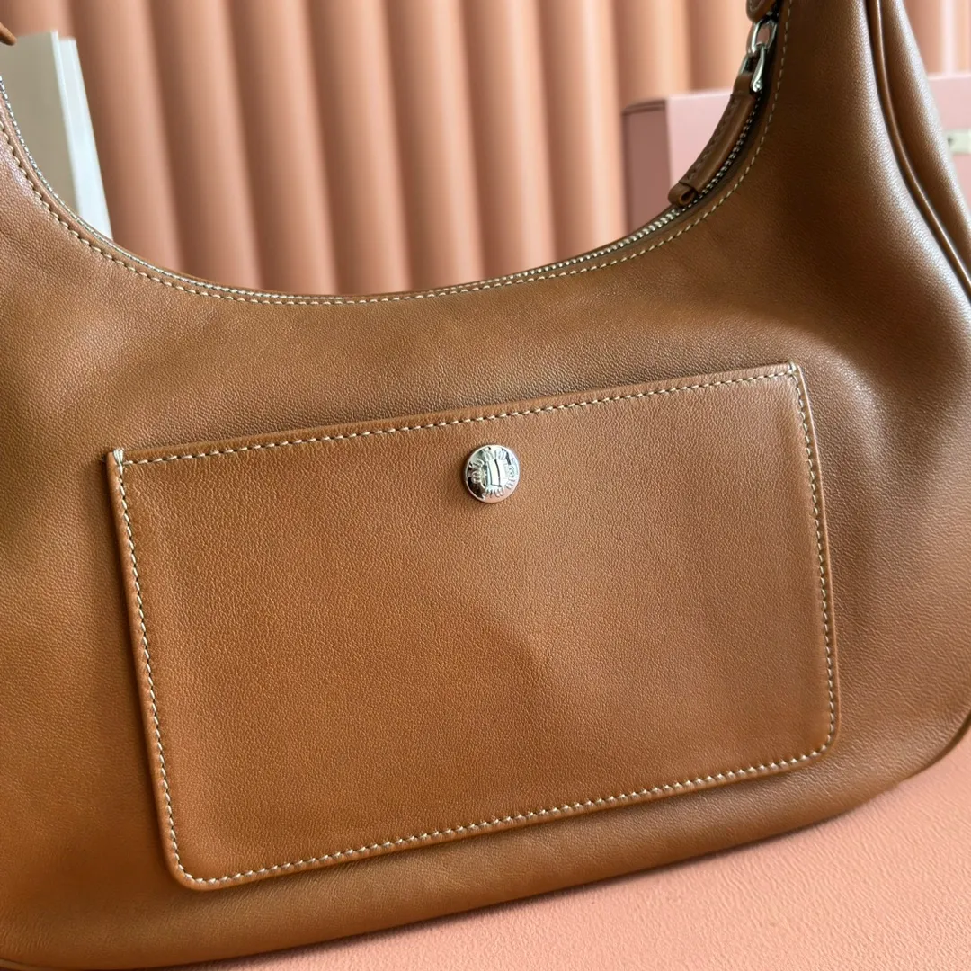 p2200💋💋💋【Full set of packaging at the counter】𝗠𝗶𝘂 𝗠𝗶𝘂 𝗣𝗼𝗰𝗸𝗲𝘁Motorcycle bag This MIU pocket bag is so big that even a rich family’s daughter is carrying it! Full leather inside and out, the leather is very soft and feels super good. The Tori zipper + three-dimensional pockets are retro and can be carried in one bag under the arm to unlock two ways of carrying it. Fashionable girls, please plant this motorcycle bag! Size: 38cm long (measured including the 2 side pockets, 33cm excluding it) Style number: 5BC189 caramel color Dimensions: length 38×width 14×height 20cm