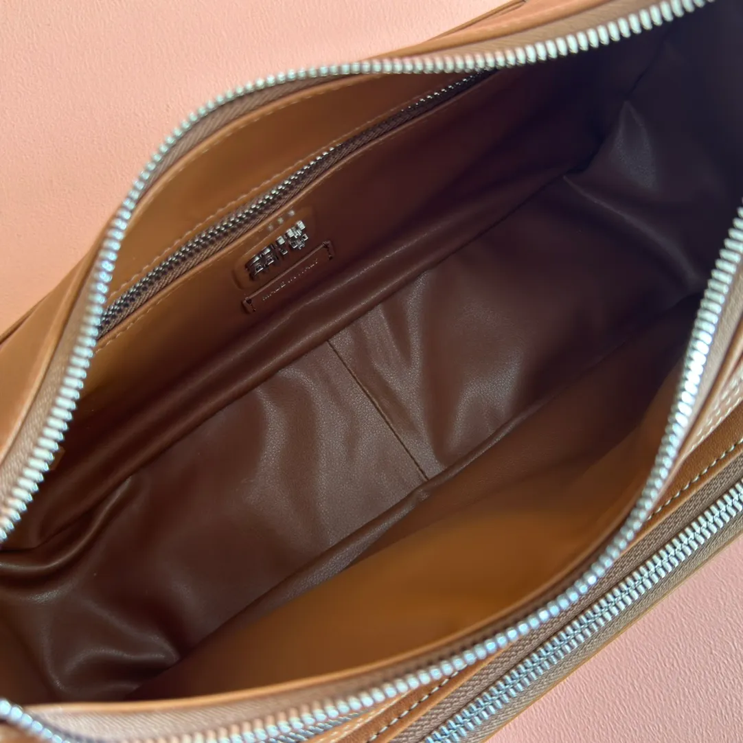p2200💋💋💋【Full set of packaging at the counter】𝗠𝗶𝘂 𝗠𝗶𝘂 𝗣𝗼𝗰𝗸𝗲𝘁Motorcycle bag This MIU pocket bag is so big that even a rich family’s daughter is carrying it! Full leather inside and out, the leather is very soft and feels super good. The Tori zipper + three-dimensional pockets are retro and can be carried in one bag under the arm to unlock two ways of carrying it. Fashionable girls, please plant this motorcycle bag! Size: 38cm long (measured including the 2 side pockets, 33cm excluding it) Style number: 5BC189 caramel color Dimensions: length 38×width 14×height 20cm