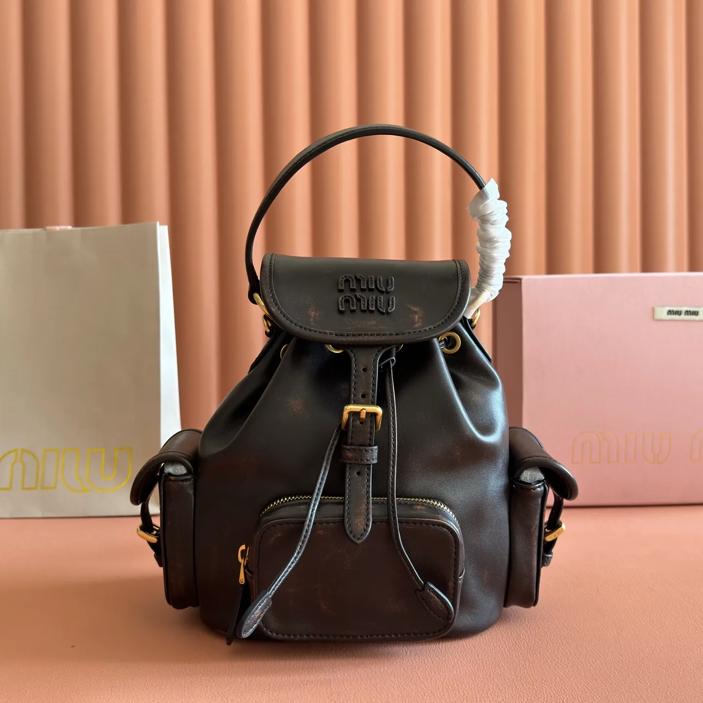 p2000. 💋💋💋【Configured with full package at counter】MIU Home new product college style backpack, the perfect combination of canvas and imported calfskin, thick wear-resistant linen blend lining, adopts a casual design style, fashionable, simple and advanced, combined with exquisite handcrafts, adds multiple pocket storage, shoulder straps and hand bags can be freely converted, greatly It improves the practicality. It is simply a tool for hanging. It can be worn with jeans, shirts or various casual sportswear. It is a very good item to wear, especially the capacity is large enough and it is light and easy to use. I sincerely recommend it. Model: 5bz043, size 22X18X11.5cm