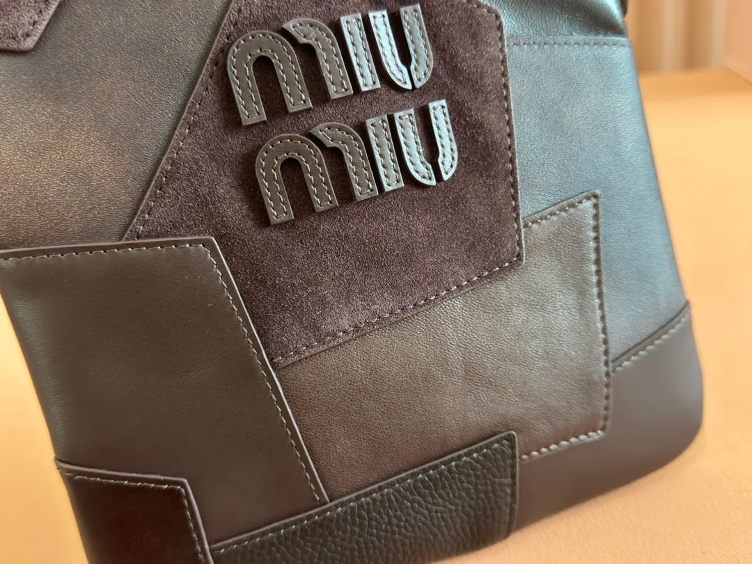 p1520💋💋💋【Equipment with counter full set of packaging and premium hardware original leather】IVY cow leather tote bag small handbag/crossbody bag~ This cowhide tote bag is decorated with metal details brand letter logo, showing classic style and very recognizable. Size: W20×H24cm No./5BA281