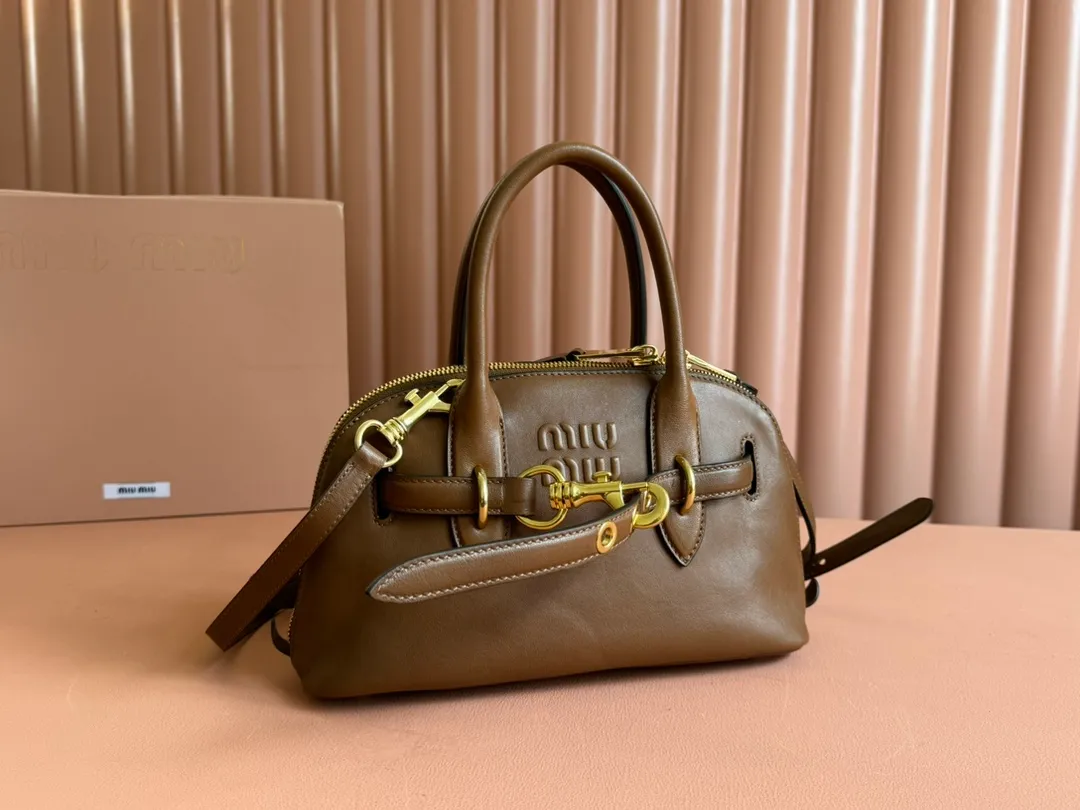 p1900💋💋💋【Original leather configuration counter packaging】Miu's new popular bowling bag, using top-grade retro vegetable soft sheepskin, retro frosted old metal accessories, this Aventure Nappa leather handbag is inspired by A Miu collection item, its structure has been adjusted to become lighter and rejuvenate with a new personality, creating a classic bag with timeless charm. The multi-element design gives this handbag a unique beauty and classic atmosphere. It has a detachable and adjustable leather shoulder strap. The canvas lining is equipped with zipper pockets and patch pockets. Dimensions: 28 X16.5 X 10 cm. Model 5bb169