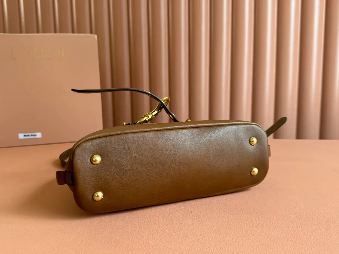 p1900💋💋💋【Original leather configuration counter packaging】Miu's new popular bowling bag, using top-grade retro vegetable soft sheepskin, retro frosted old metal accessories, this Aventure Nappa leather handbag is inspired by A Miu collection item, its structure has been adjusted to become lighter and rejuvenate with a new personality, creating a classic bag with timeless charm. The multi-element design gives this handbag a unique beauty and classic atmosphere. It has a detachable and adjustable leather shoulder strap. The canvas lining is equipped with zipper pockets and patch pockets. Dimensions: 28 X16.5 X 10 cm. Model 5bb169