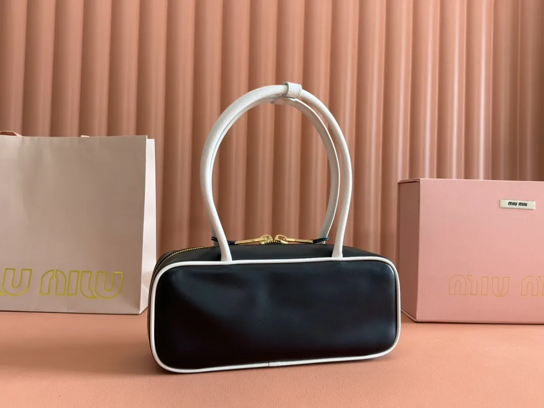 p1540💋💋💋 Equipped with a full set of packaging at the counter [Premium Hardware Original Leather] Beau cow leather color-blocked handbag ~ handbag / shoulder bag ~ black with white This Beau handbag is made of soft and smooth cow leather, with exquisite details such as gold-plated hardware and accessories, and the embossed letter logo highlights the classic style. Size: W28×H13×D9cm No.: 5BB173