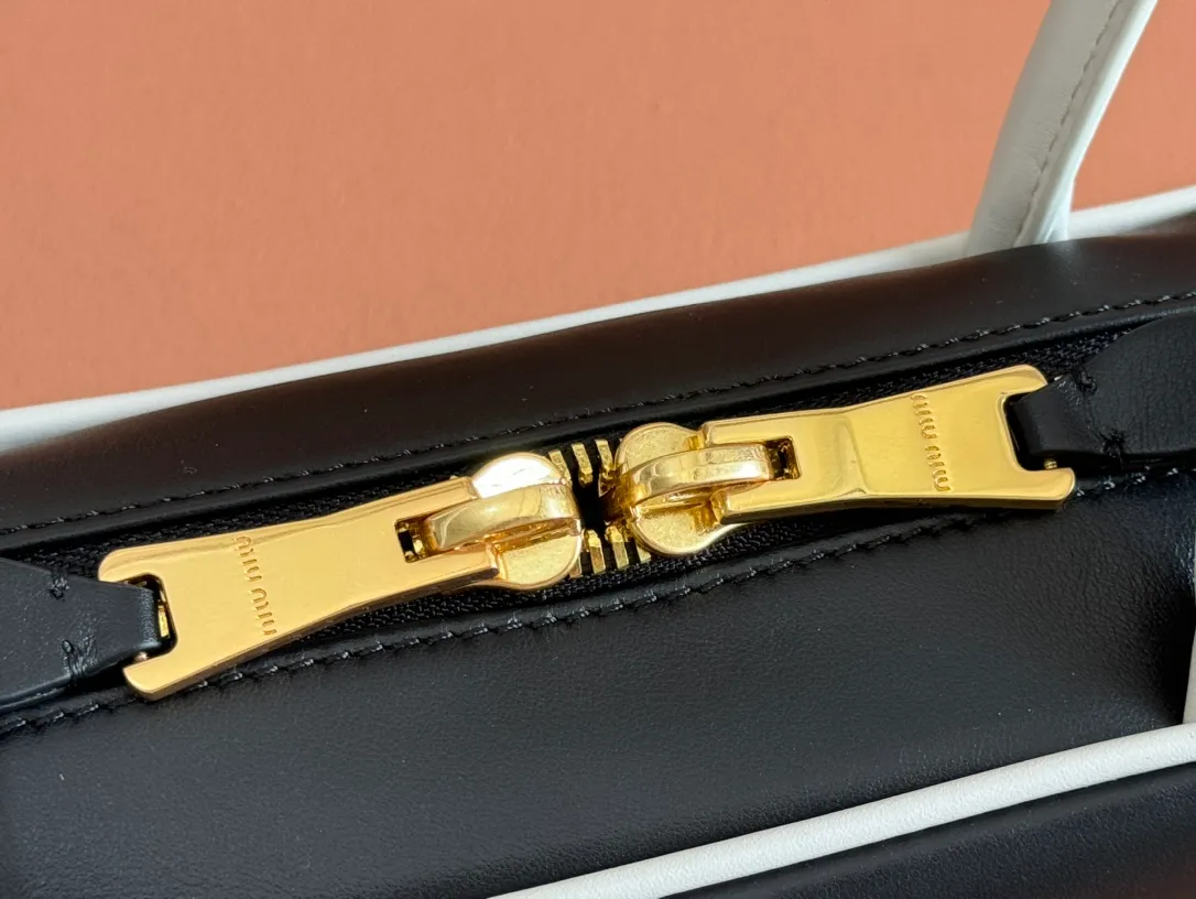 p1540💋💋💋 Equipped with a full set of packaging at the counter [Premium Hardware Original Leather] Beau cow leather color-blocked handbag ~ handbag / shoulder bag ~ black with white This Beau handbag is made of soft and smooth cow leather, with exquisite details such as gold-plated hardware and accessories, and the embossed letter logo highlights the classic style. Size: W28×H13×D9cm No.: 5BB173