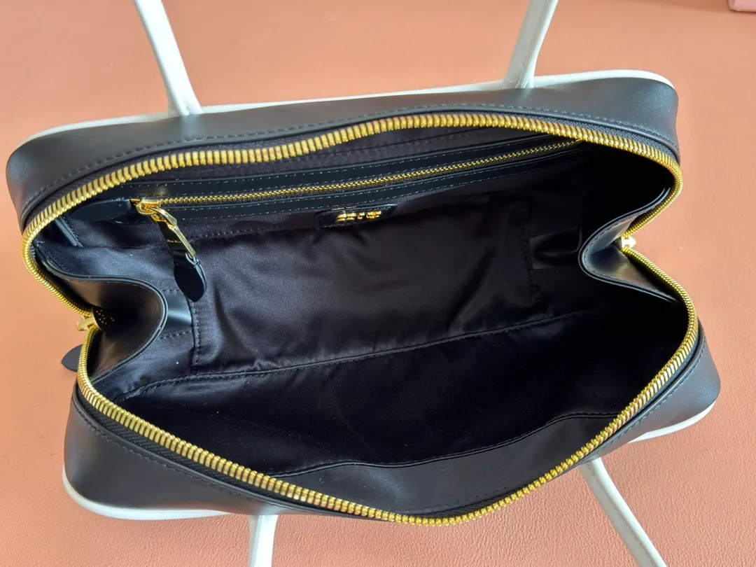 p1540💋💋💋 Equipped with a full set of packaging at the counter [Premium Hardware Original Leather] Beau cow leather color-blocked handbag ~ handbag / shoulder bag ~ black with white This Beau handbag is made of soft and smooth cow leather, with exquisite details such as gold-plated hardware and accessories, and the embossed letter logo highlights the classic style. Size: W28×H13×D9cm No.: 5BB173