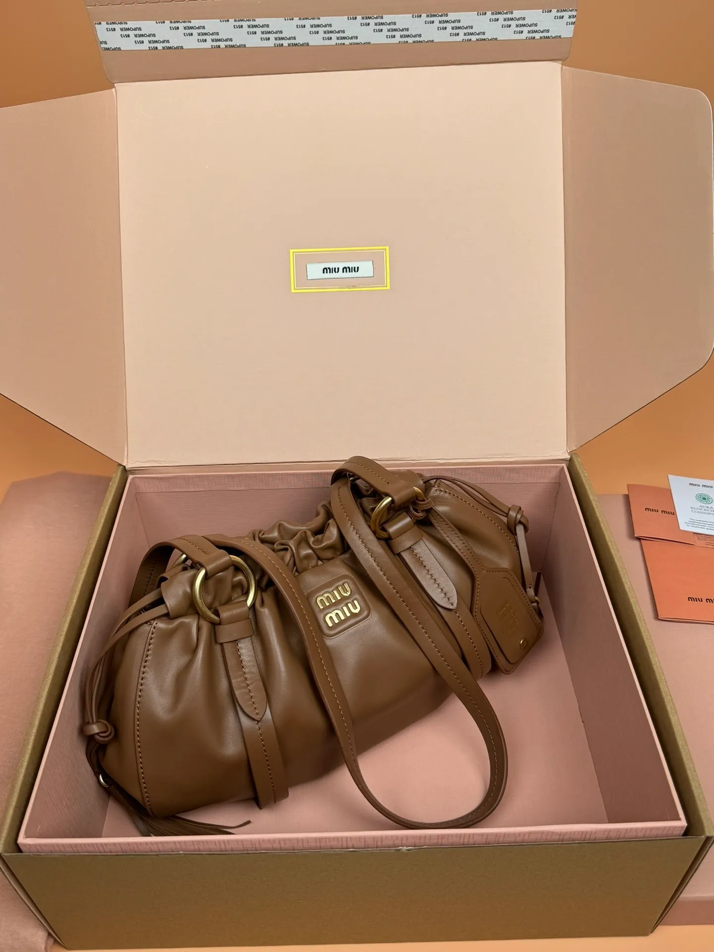 [Premium Hardware Original Leather] p1700 joke nappa sheepskin handbag ~ cognac color The new joie is made of nappa sheepskin and decorated with exquisite pendants and letter logos to increase brand recognition. Detachable charm, antiqued gold hardware, metal letter logo on front, magnetic fastening, lining and zipped pocket. Size: w32×h16×d10.5cm No.: 5bg306
