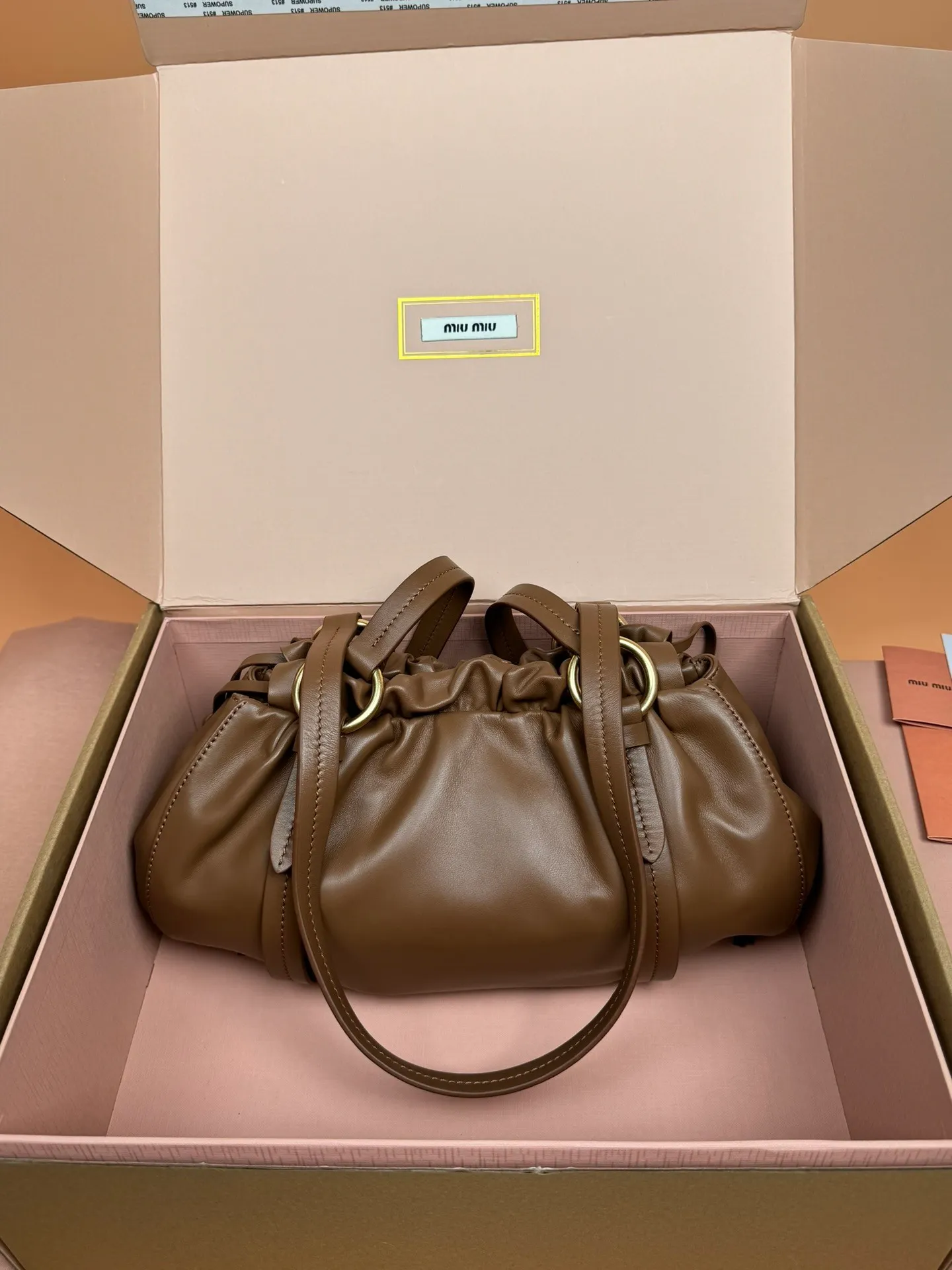 [Premium Hardware Original Leather] p1700 joke nappa sheepskin handbag ~ cognac color The new joie is made of nappa sheepskin and decorated with exquisite pendants and letter logos to increase brand recognition. Detachable charm, antiqued gold hardware, metal letter logo on front, magnetic fastening, lining and zipped pocket. Size: w32×h16×d10.5cm No.: 5bg306