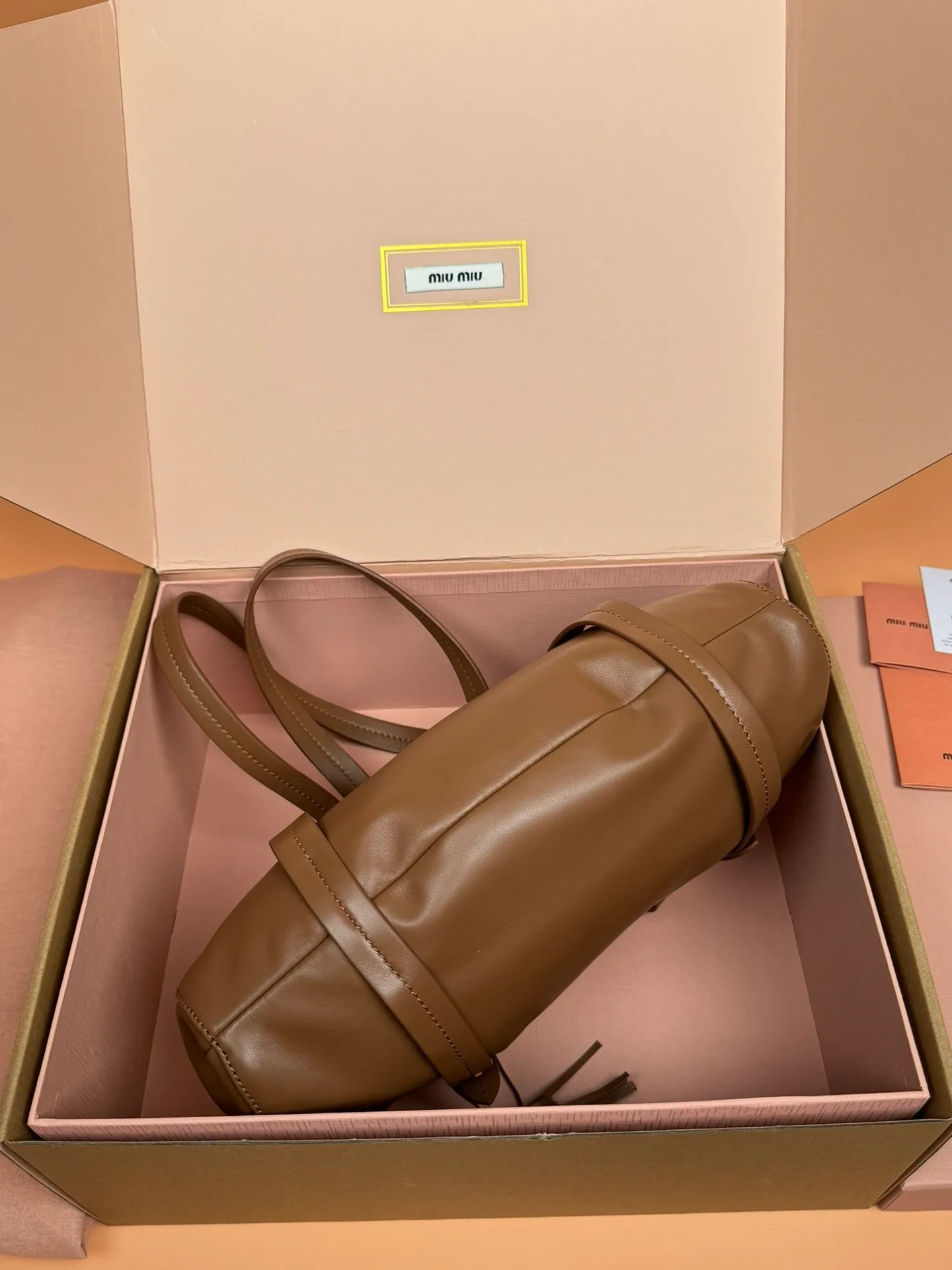 [Premium Hardware Original Leather] p1700 joke nappa sheepskin handbag ~ cognac color The new joie is made of nappa sheepskin and decorated with exquisite pendants and letter logos to increase brand recognition. Detachable charm, antiqued gold hardware, metal letter logo on front, magnetic fastening, lining and zipped pocket. Size: w32×h16×d10.5cm No.: 5bg306