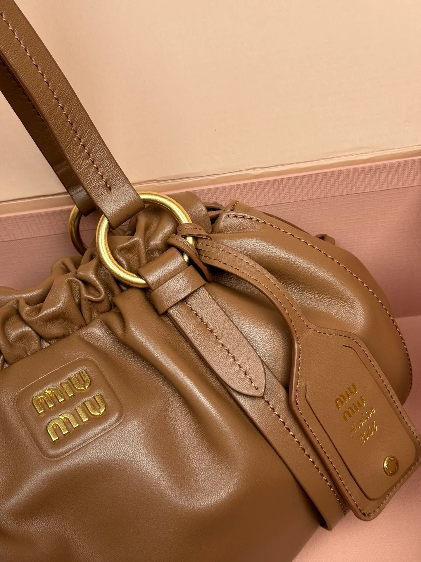 [Premium Hardware Original Leather] p1700 joke nappa sheepskin handbag ~ cognac color The new joie is made of nappa sheepskin and decorated with exquisite pendants and letter logos to increase brand recognition. Detachable charm, antiqued gold hardware, metal letter logo on front, magnetic fastening, lining and zipped pocket. Size: w32×h16×d10.5cm No.: 5bg306