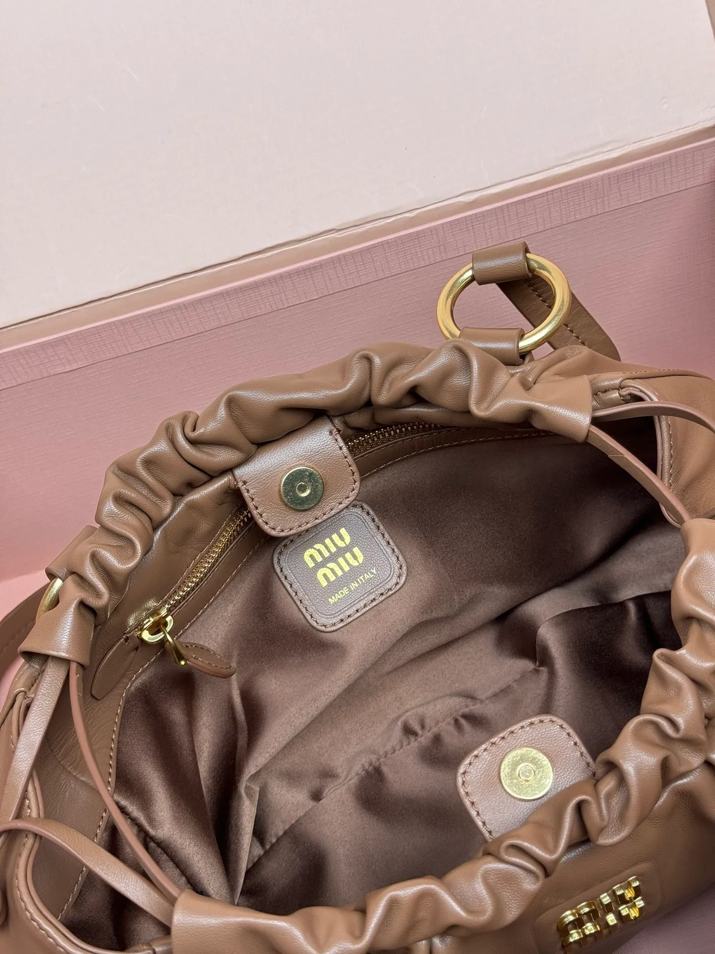 [Premium Hardware Original Leather] p1700 joke nappa sheepskin handbag ~ cognac color The new joie is made of nappa sheepskin and decorated with exquisite pendants and letter logos to increase brand recognition. Detachable charm, antiqued gold hardware, metal letter logo on front, magnetic fastening, lining and zipped pocket. Size: w32×h16×d10.5cm No.: 5bg306