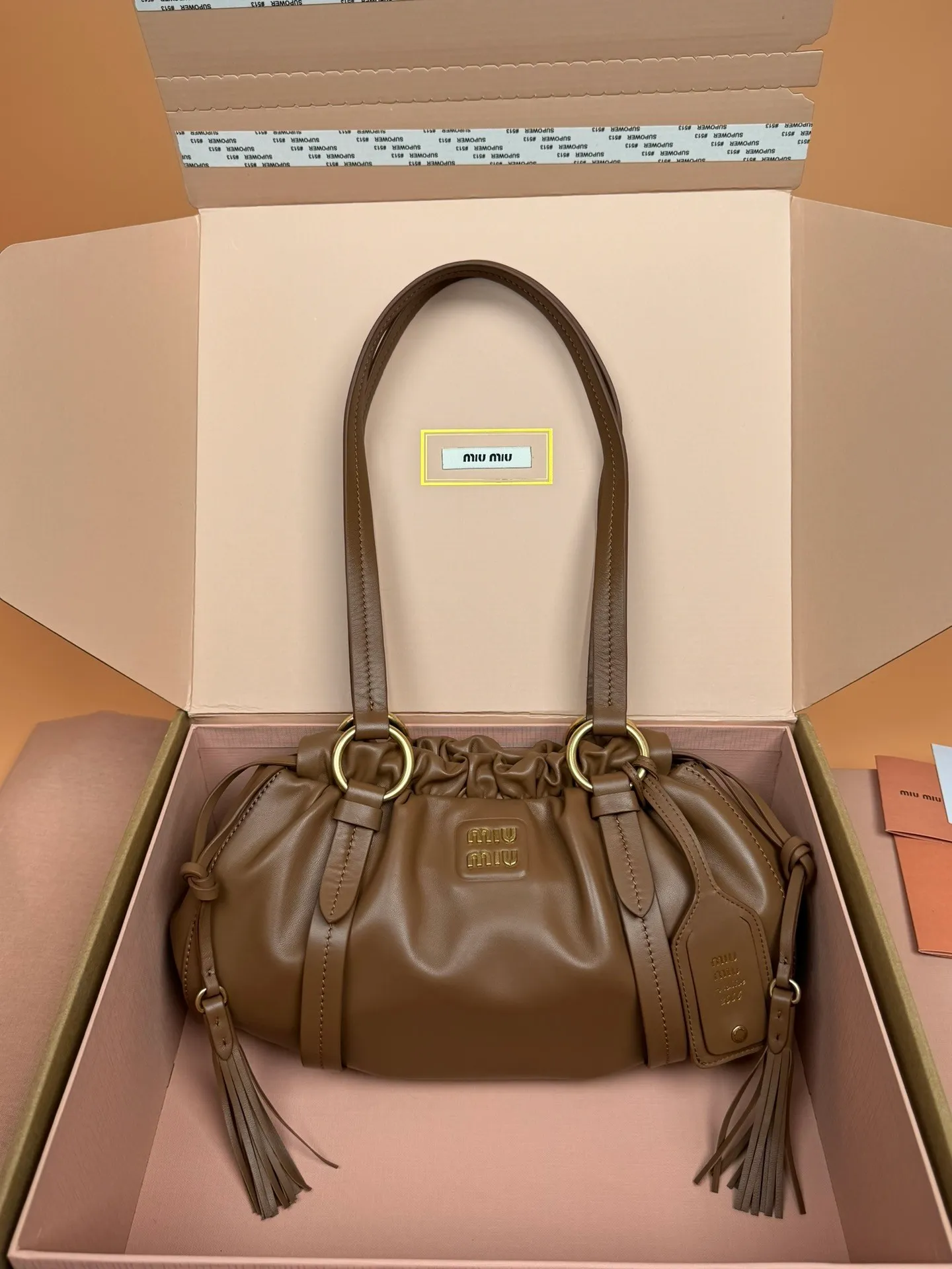 [Premium Hardware Original Leather] p1700 joke nappa sheepskin handbag ~ cognac color The new joie is made of nappa sheepskin and decorated with exquisite pendants and letter logos to increase brand recognition. Detachable charm, antiqued gold hardware, metal letter logo on front, magnetic fastening, lining and zipped pocket. Size: w32×h16×d10.5cm No.: 5bg306