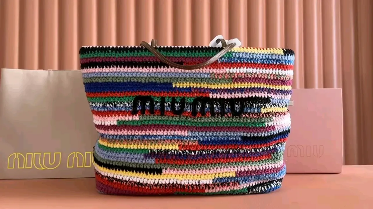 p1760💋💋💋【Full set of packaging at the counter】M Home🍒5BG228, imported raffia straw spliced ​​cotton thread woven rainbow tote