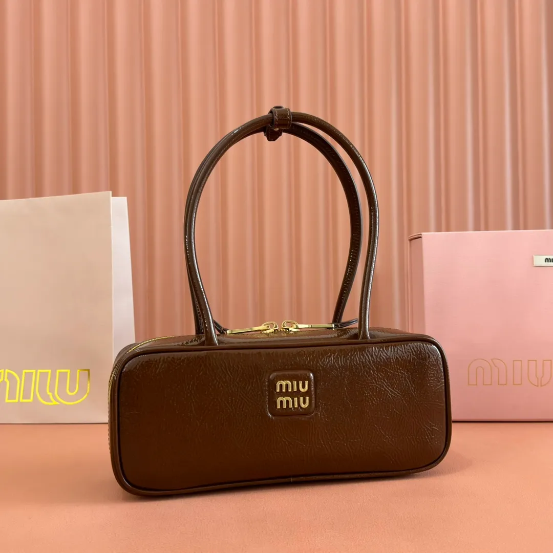 p1460. 💋💋💋【Full set of packaging at the counter】M's 25ss shoulder bag〰️ is very popular all over the Internet. The super beautiful Beau handbag combines retro style with contemporary spirit, it's really cool! ! Made of top-grade imported oil-wax patent leather, the leather is smooth, delicate and soft, and it is very nice to carry. The simple design is easy to match, and the capacity can hold daily necessities. It is exquisite and compact. It is equipped with unique handles and hanging details, which shows functionality and personality. Model: 5BB173. Size: 28x11.5x8cm Color: Oil wax brown patent leather/original leather. Made in Italy