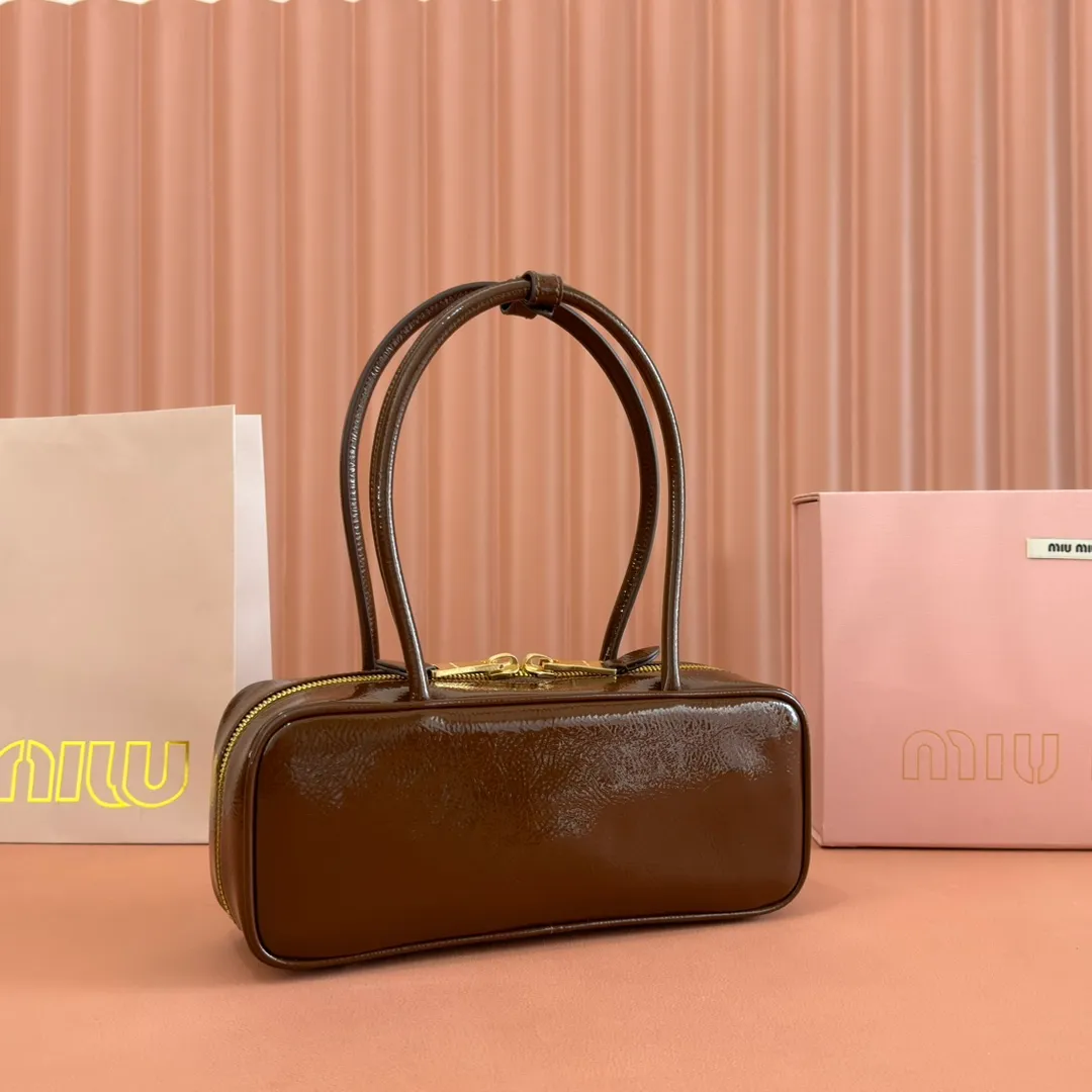 p1460. 💋💋💋【Full set of packaging at the counter】M's 25ss shoulder bag〰️ is very popular all over the Internet. The super beautiful Beau handbag combines retro style with contemporary spirit, it's really cool! ! Made of top-grade imported oil-wax patent leather, the leather is smooth, delicate and soft, and it is very nice to carry. The simple design is easy to match, and the capacity can hold daily necessities. It is exquisite and compact. It is equipped with unique handles and hanging details, which shows functionality and personality. Model: 5BB173. Size: 28x11.5x8cm Color: Oil wax brown patent leather/original leather. Made in Italy