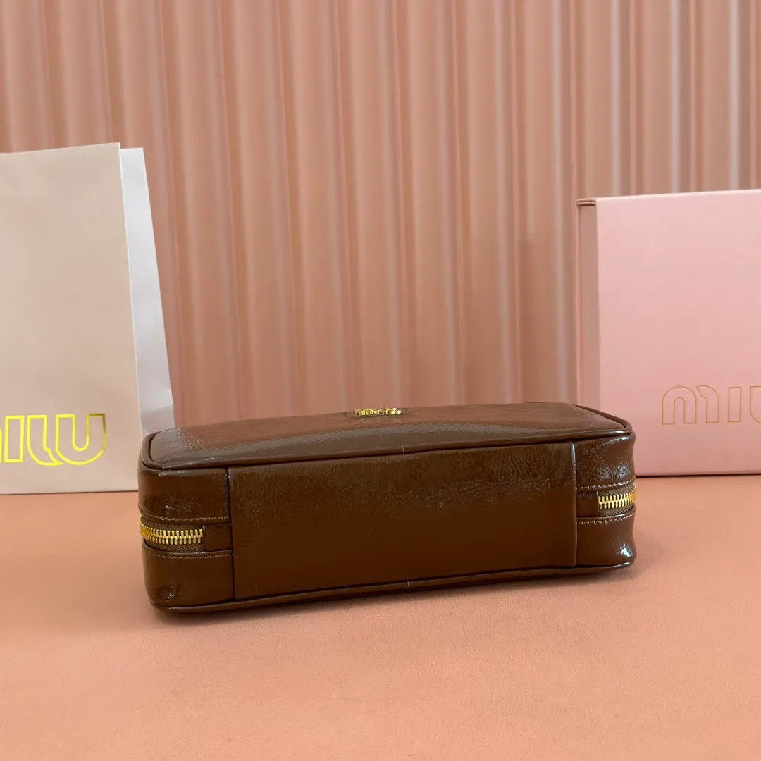 p1460. 💋💋💋【Full set of packaging at the counter】M's 25ss shoulder bag〰️ is very popular all over the Internet. The super beautiful Beau handbag combines retro style with contemporary spirit, it's really cool! ! Made of top-grade imported oil-wax patent leather, the leather is smooth, delicate and soft, and it is very nice to carry. The simple design is easy to match, and the capacity can hold daily necessities. It is exquisite and compact. It is equipped with unique handles and hanging details, which shows functionality and personality. Model: 5BB173. Size: 28x11.5x8cm Color: Oil wax brown patent leather/original leather. Made in Italy