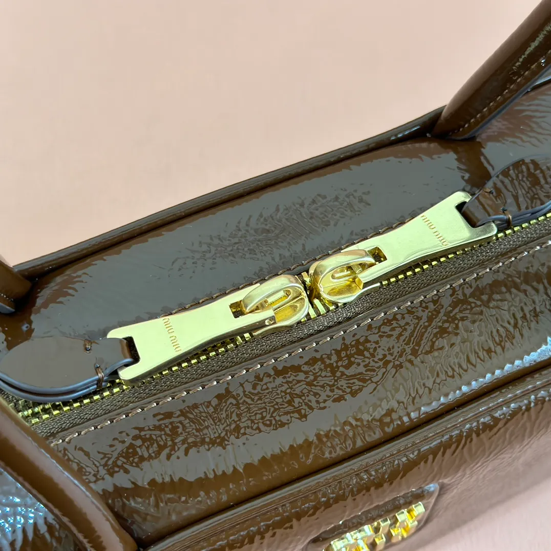 p1460. 💋💋💋【Full set of packaging at the counter】M's 25ss shoulder bag〰️ is very popular all over the Internet. The super beautiful Beau handbag combines retro style with contemporary spirit, it's really cool! ! Made of top-grade imported oil-wax patent leather, the leather is smooth, delicate and soft, and it is very nice to carry. The simple design is easy to match, and the capacity can hold daily necessities. It is exquisite and compact. It is equipped with unique handles and hanging details, which shows functionality and personality. Model: 5BB173. Size: 28x11.5x8cm Color: Oil wax brown patent leather/original leather. Made in Italy