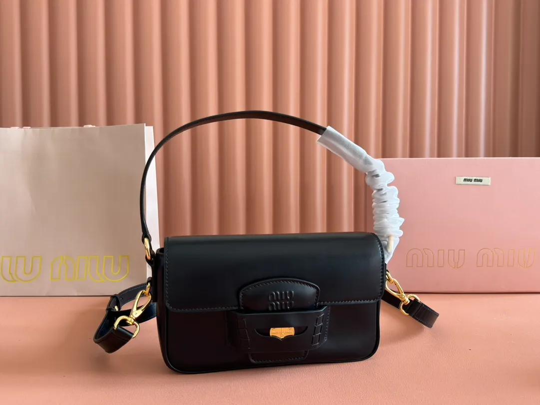 p1760. [Premium hardware original leather] penny cow leather handbag ~ Gram color The design of this penny handbag is inspired by the iconic gold coin loafers, adding a versatile option to your daily wardrobe. The crisp leather design embodies the brand's youthful and rebellious spirit. Size:w23×h13.5×d5cm No.:_5bd270