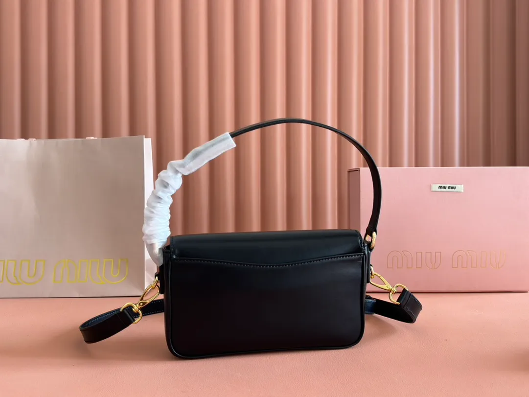 p1760. [Premium hardware original leather] penny cow leather handbag ~ Gram color The design of this penny handbag is inspired by the iconic gold coin loafers, adding a versatile option to your daily wardrobe. The crisp leather design embodies the brand's youthful and rebellious spirit. Size:w23×h13.5×d5cm No.:_5bd270