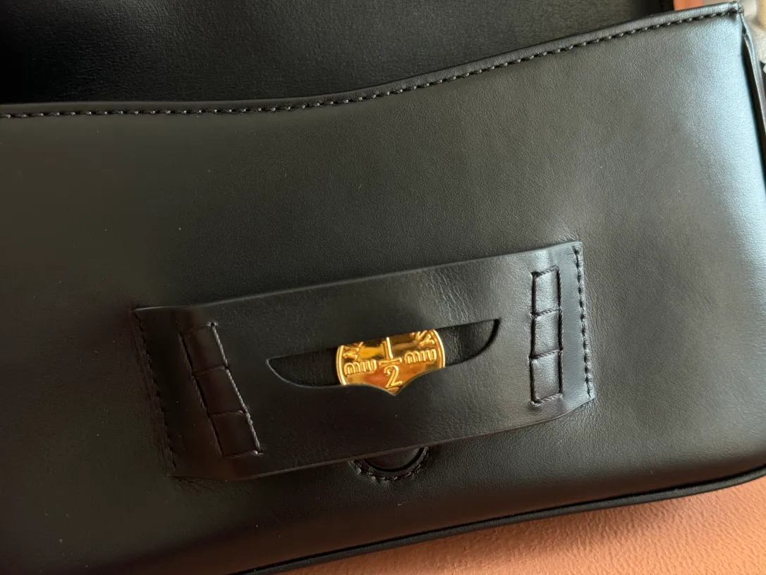 p1760. [Premium hardware original leather] penny cow leather handbag ~ Gram color The design of this penny handbag is inspired by the iconic gold coin loafers, adding a versatile option to your daily wardrobe. The crisp leather design embodies the brand's youthful and rebellious spirit. Size:w23×h13.5×d5cm No.:_5bd270