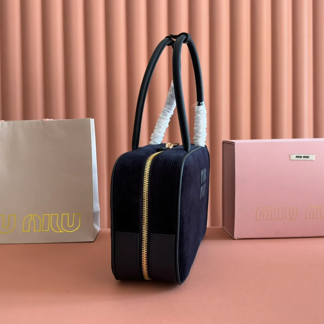 p1600. MIU's new product [original leather with counter packaging] Beau corduroy handbag/shoulder bag ~ sapphire blue [new version briefcase] 5bb117 This Beau handbag is made of soft and smooth cow leather, with exquisite details such as gold-plated hardware and accessories, and the embossed letter logo highlights the classic style. Size:W34×H23×D10cm