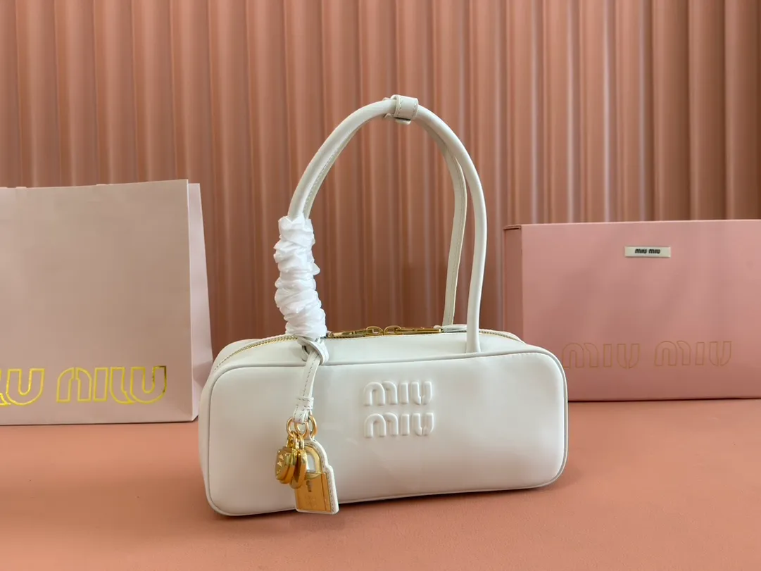 p1540💋💋💋【Full set of packaging at the counter】M’s 25ss shoulder bag〰️ is very popular on the Internet. The super beautiful Beau handbag combines retro style with contemporary spirit, it’s really awesome! ! Made of top-grade imported calfskin, the leather is smooth, delicate and soft, and it looks nice when carried on the back. The simple design is easy to match, and the capacity can hold daily necessities. It is exquisite and compact. With unique handles and hanging details, it shows functionality and personality. Model: 5BB173. Size: 28x11.5x8cm