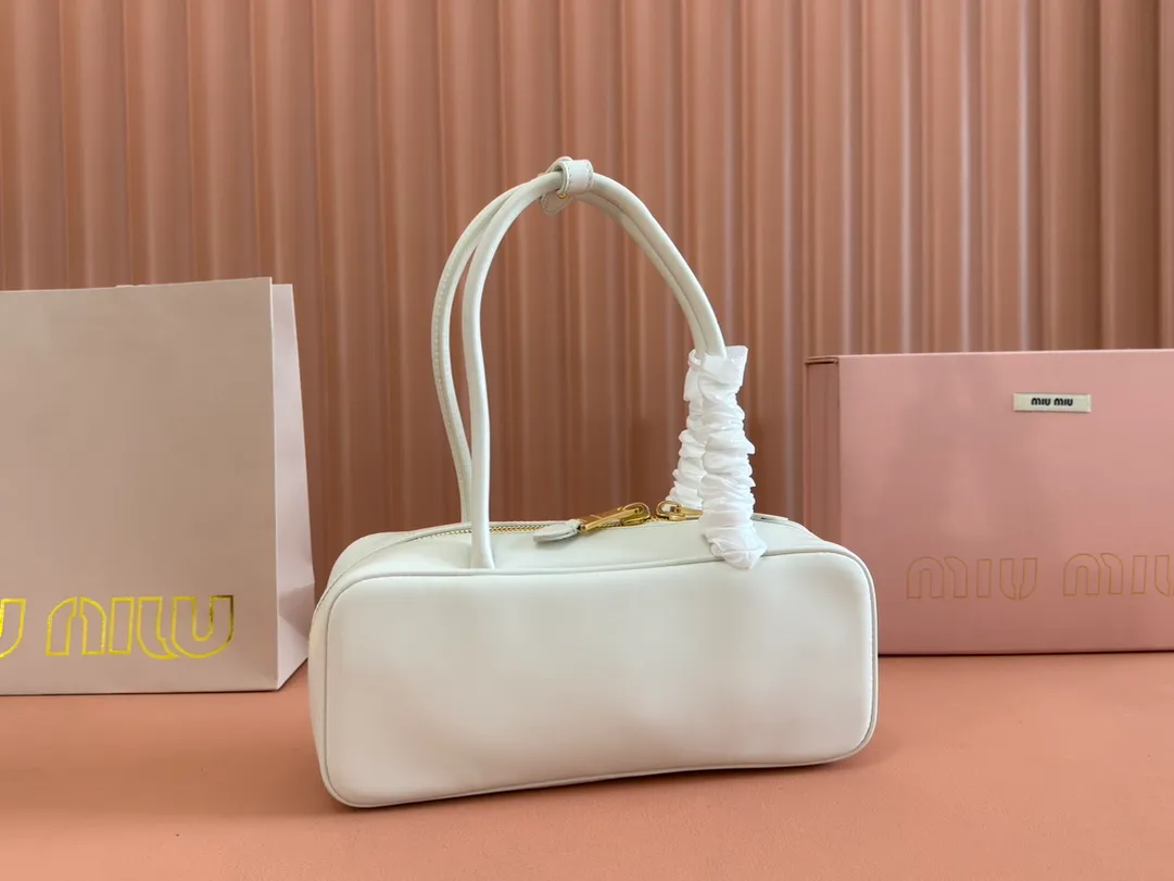 p1540💋💋💋【Full set of packaging at the counter】M’s 25ss shoulder bag〰️ is very popular on the Internet. The super beautiful Beau handbag combines retro style with contemporary spirit, it’s really awesome! ! Made of top-grade imported calfskin, the leather is smooth, delicate and soft, and it looks nice when carried on the back. The simple design is easy to match, and the capacity can hold daily necessities. It is exquisite and compact. With unique handles and hanging details, it shows functionality and personality. Model: 5BB173. Size: 28x11.5x8cm