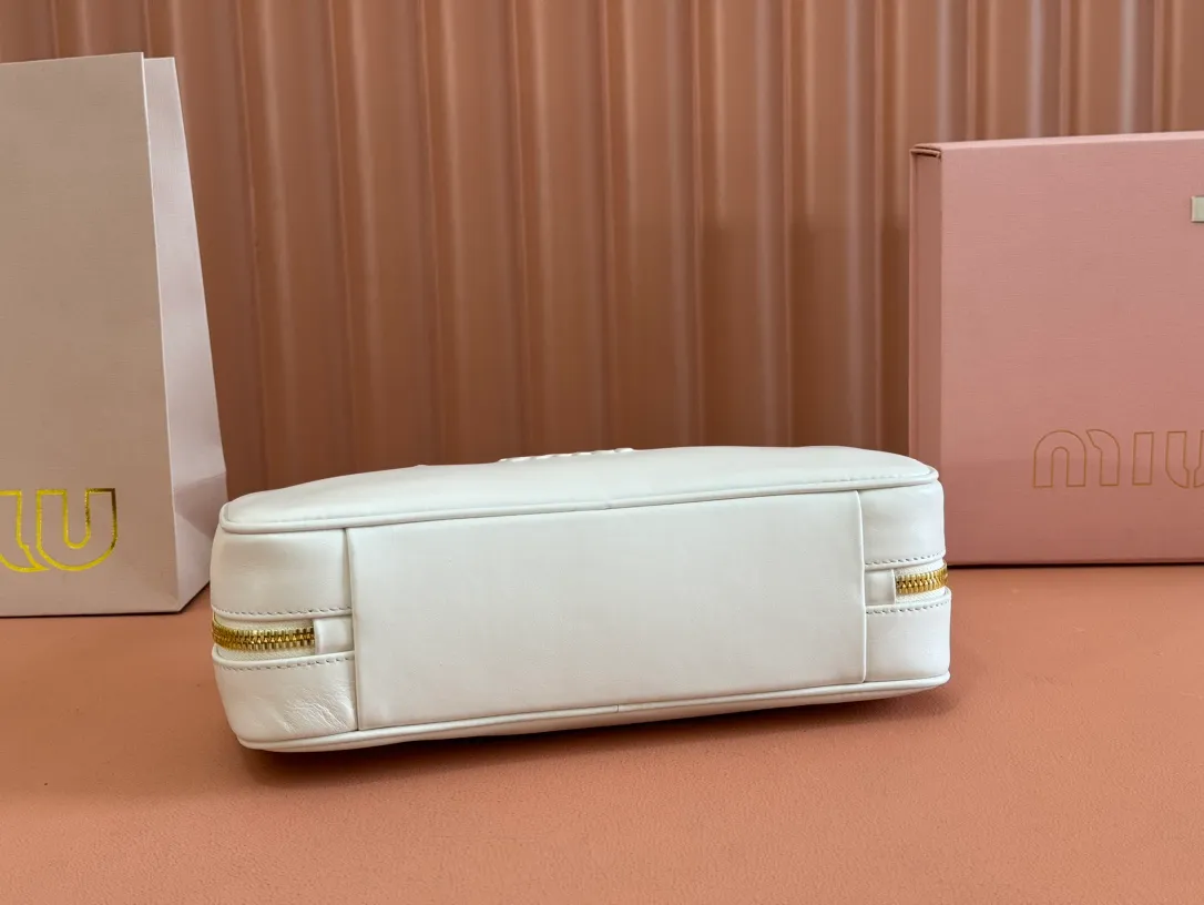 p1540💋💋💋【Full set of packaging at the counter】M’s 25ss shoulder bag〰️ is very popular on the Internet. The super beautiful Beau handbag combines retro style with contemporary spirit, it’s really awesome! ! Made of top-grade imported calfskin, the leather is smooth, delicate and soft, and it looks nice when carried on the back. The simple design is easy to match, and the capacity can hold daily necessities. It is exquisite and compact. With unique handles and hanging details, it shows functionality and personality. Model: 5BB173. Size: 28x11.5x8cm