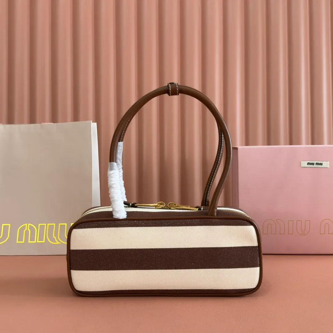 p1460💋💋💋【Full set of packaging at the counter】M's 25ss shoulder bag with stripes〰️ is very popular on the Internet. The super beautiful Beau handbag combines retro style with contemporary spirit, it's really cool! ! Made of top-grade imported calfskin, the leather is smooth, delicate and soft, and it looks nice when carried on the back. The simple design is easy to match, and the capacity can hold daily necessities. It is exquisite and compact. With unique handles and hanging details, it shows functionality and personality. Model: 5BB173. Size: 28x11.5x8cm
