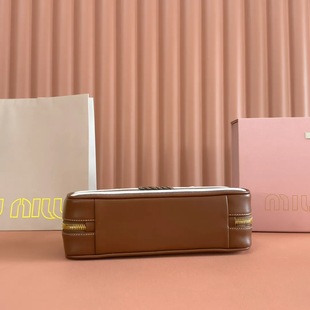 p1460💋💋💋【Full set of packaging at the counter】M's 25ss shoulder bag with stripes〰️ is very popular on the Internet. The super beautiful Beau handbag combines retro style with contemporary spirit, it's really cool! ! Made of top-grade imported calfskin, the leather is smooth, delicate and soft, and it looks nice when carried on the back. The simple design is easy to match, and the capacity can hold daily necessities. It is exquisite and compact. With unique handles and hanging details, it shows functionality and personality. Model: 5BB173. Size: 28x11.5x8cm