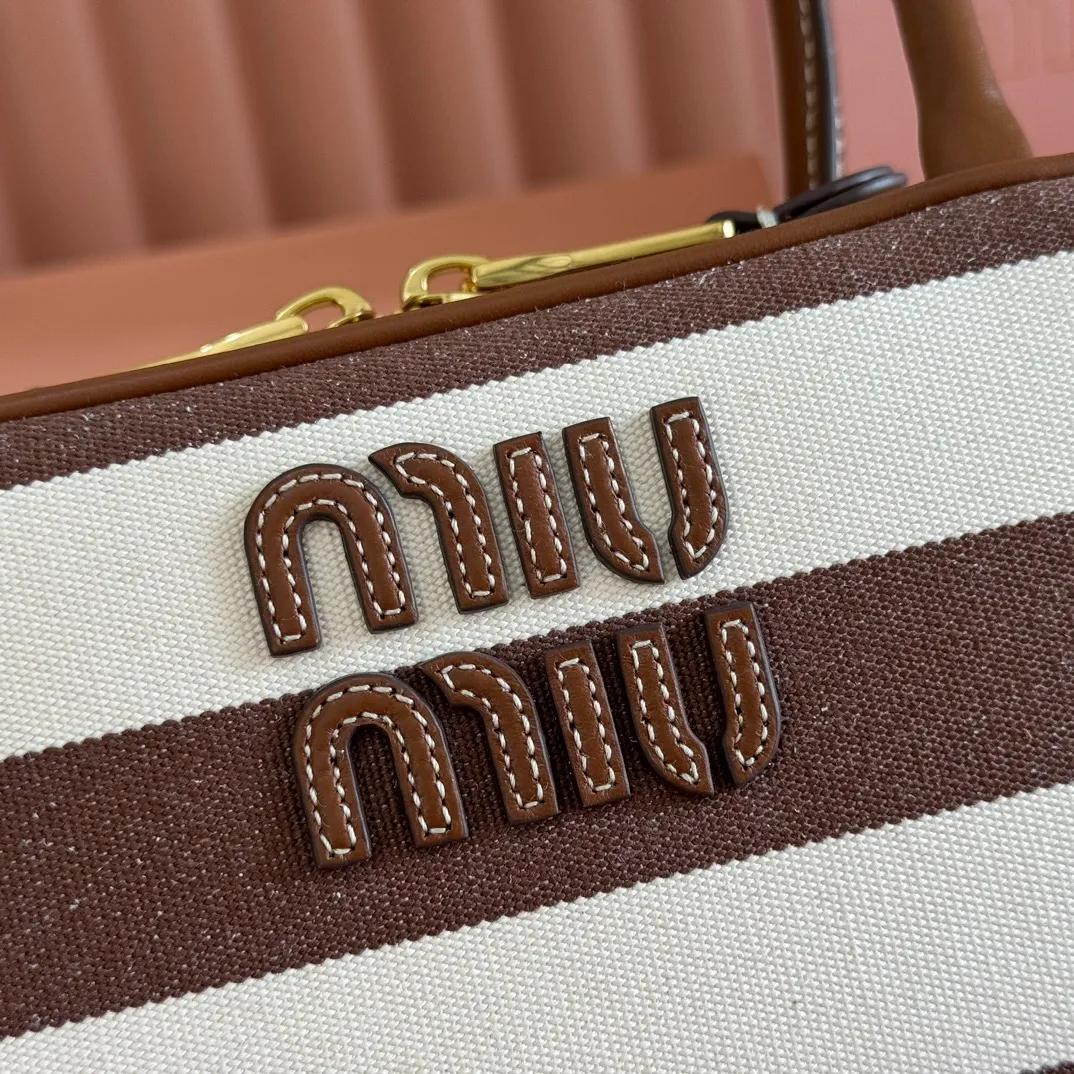 p1460💋💋💋【Full set of packaging at the counter】M's 25ss shoulder bag with stripes〰️ is very popular on the Internet. The super beautiful Beau handbag combines retro style with contemporary spirit, it's really cool! ! Made of top-grade imported calfskin, the leather is smooth, delicate and soft, and it looks nice when carried on the back. The simple design is easy to match, and the capacity can hold daily necessities. It is exquisite and compact. With unique handles and hanging details, it shows functionality and personality. Model: 5BB173. Size: 28x11.5x8cm