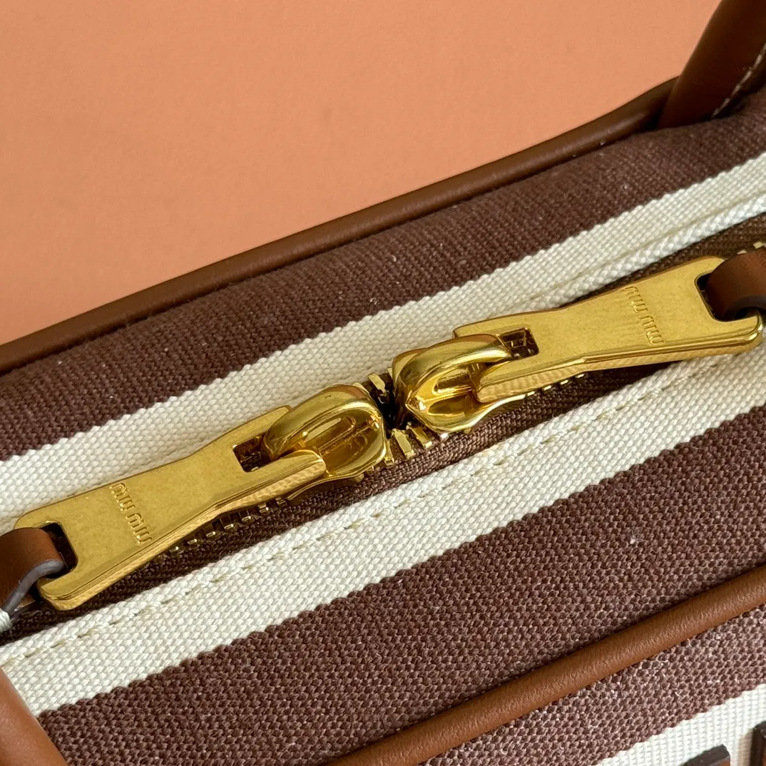 p1460💋💋💋【Full set of packaging at the counter】M's 25ss shoulder bag with stripes〰️ is very popular on the Internet. The super beautiful Beau handbag combines retro style with contemporary spirit, it's really cool! ! Made of top-grade imported calfskin, the leather is smooth, delicate and soft, and it looks nice when carried on the back. The simple design is easy to match, and the capacity can hold daily necessities. It is exquisite and compact. With unique handles and hanging details, it shows functionality and personality. Model: 5BB173. Size: 28x11.5x8cm