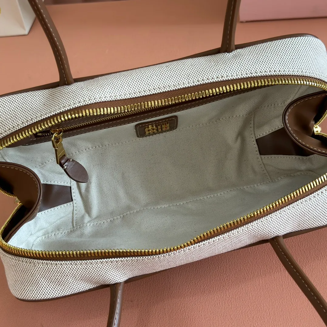 p1460💋💋💋【Full set of packaging at the counter】M's 25ss shoulder bag with stripes〰️ is very popular on the Internet. The super beautiful Beau handbag combines retro style with contemporary spirit, it's really cool! ! Made of top-grade imported calfskin, the leather is smooth, delicate and soft, and it looks nice when carried on the back. The simple design is easy to match, and the capacity can hold daily necessities. It is exquisite and compact. With unique handles and hanging details, it shows functionality and personality. Model: 5BB173. Size: 28x11.5x8cm