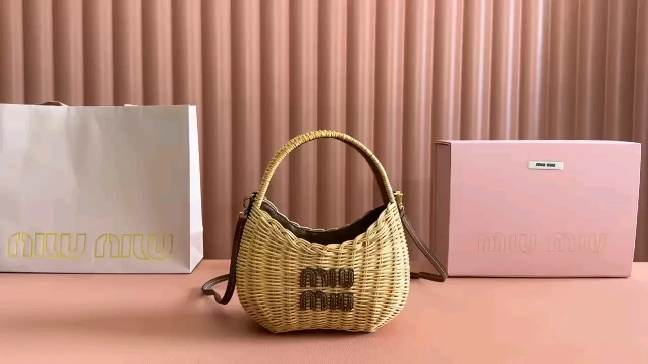💋💋💋 Equipped with a full set of packaging at the counter [special grade hardware original leather] Wander woven Hobo bag~ Size: W20×H17×D6cm Number: 5BC125