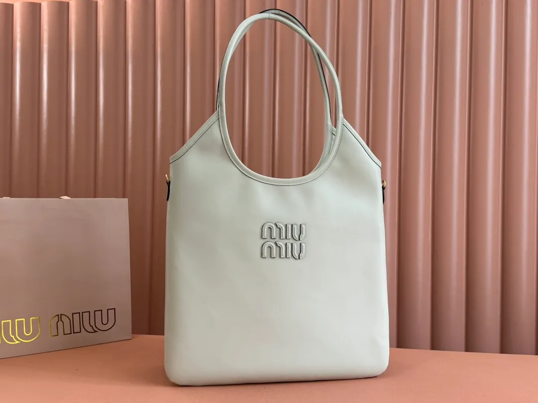 p1680💋💋💋【Configuring full counter package】Miu Women's IVY Cowhide Tote Shoulder Bag This classic tote bag is decorated with the Miu Miu letter logo, which highlights the classic style and is very recognizable. Simple underarm tote bag 🖤 The same color leather letter logo adds a unique and classic style! Gold hardware, leather lettering logo on front! Lined with zip pocket accents! Size: 35x40cm Style number: 5bg231