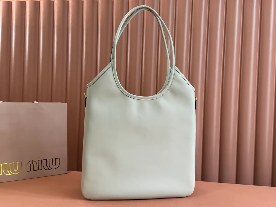 p1680💋💋💋【Configuring full counter package】Miu Women's IVY Cowhide Tote Shoulder Bag This classic tote bag is decorated with the Miu Miu letter logo, which highlights the classic style and is very recognizable. Simple underarm tote bag 🖤 The same color leather letter logo adds a unique and classic style! Gold hardware, leather lettering logo on front! Lined with zip pocket accents! Size: 35x40cm Style number: 5bg231