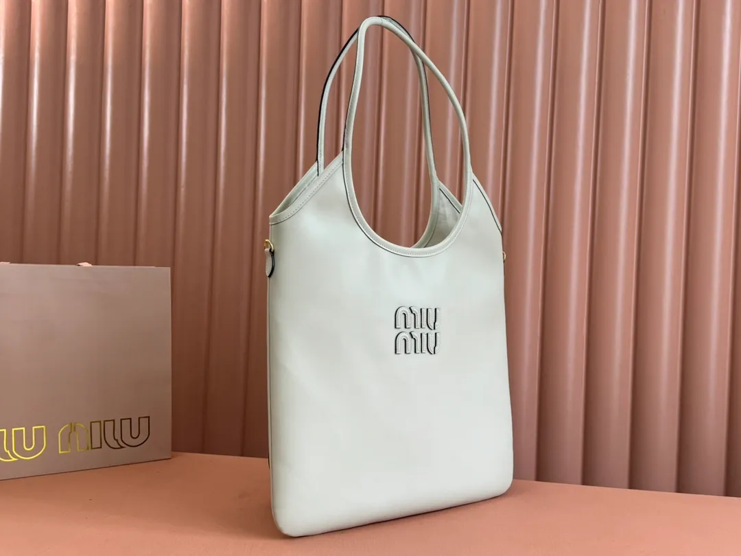 p1680💋💋💋【Configuring full counter package】Miu Women's IVY Cowhide Tote Shoulder Bag This classic tote bag is decorated with the Miu Miu letter logo, which highlights the classic style and is very recognizable. Simple underarm tote bag 🖤 The same color leather letter logo adds a unique and classic style! Gold hardware, leather lettering logo on front! Lined with zip pocket accents! Size: 35x40cm Style number: 5bg231