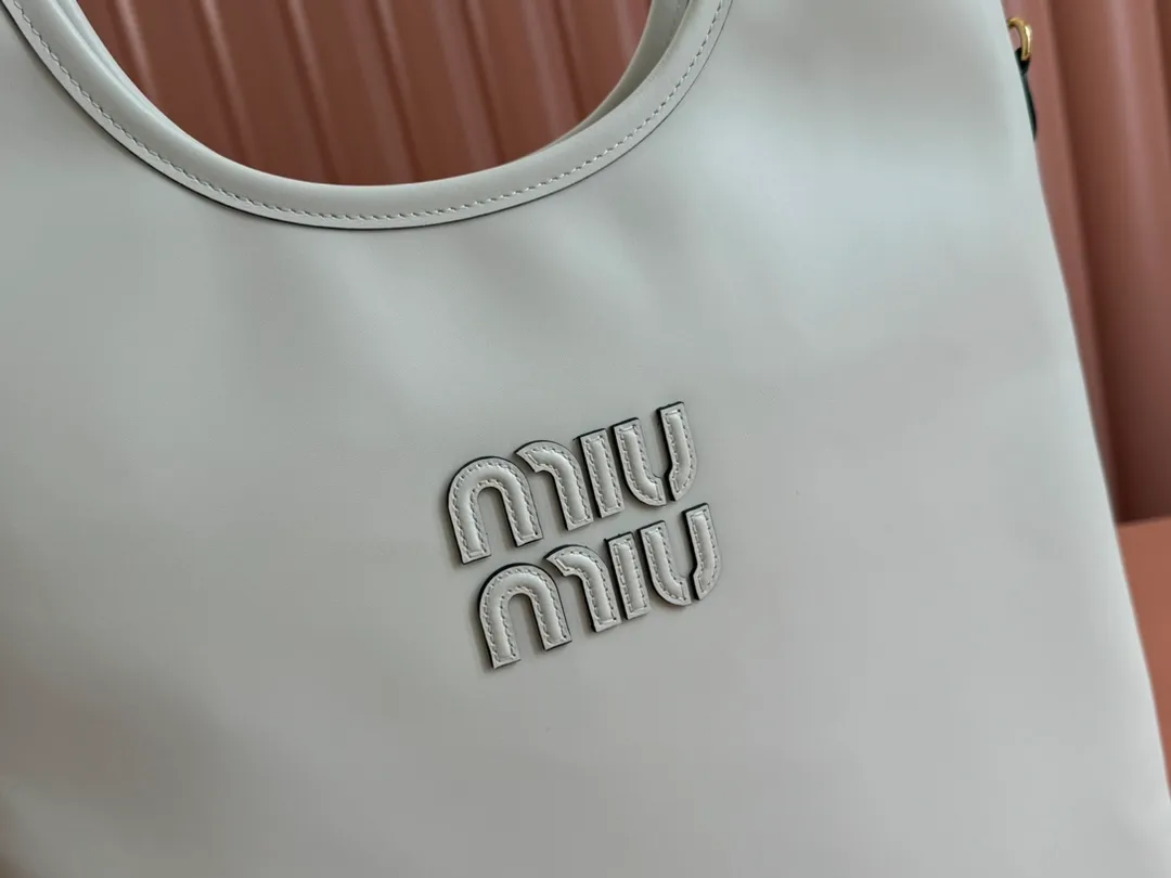 p1680💋💋💋【Configuring full counter package】Miu Women's IVY Cowhide Tote Shoulder Bag This classic tote bag is decorated with the Miu Miu letter logo, which highlights the classic style and is very recognizable. Simple underarm tote bag 🖤 The same color leather letter logo adds a unique and classic style! Gold hardware, leather lettering logo on front! Lined with zip pocket accents! Size: 35x40cm Style number: 5bg231