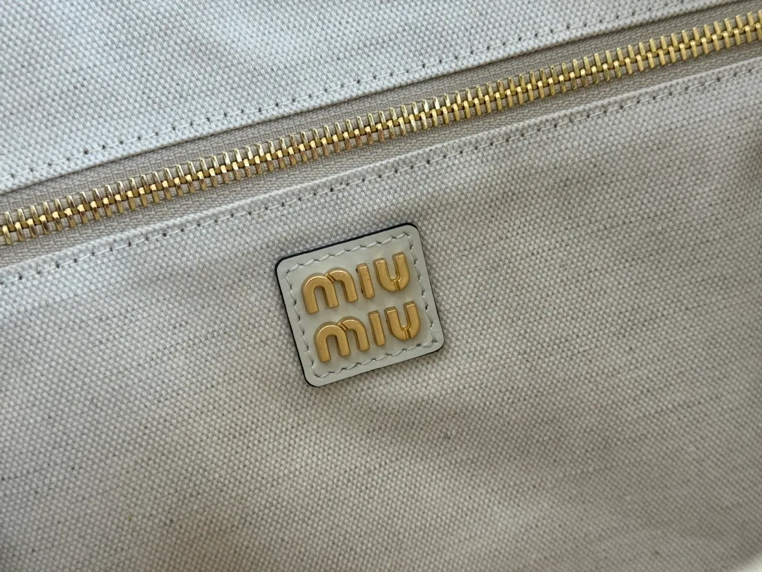 p1680💋💋💋【Configuring full counter package】Miu Women's IVY Cowhide Tote Shoulder Bag This classic tote bag is decorated with the Miu Miu letter logo, which highlights the classic style and is very recognizable. Simple underarm tote bag 🖤 The same color leather letter logo adds a unique and classic style! Gold hardware, leather lettering logo on front! Lined with zip pocket accents! Size: 35x40cm Style number: 5bg231