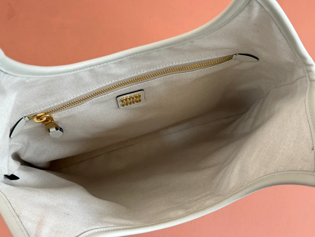 p1680💋💋💋【Configuring full counter package】Miu Women's IVY Cowhide Tote Shoulder Bag This classic tote bag is decorated with the Miu Miu letter logo, which highlights the classic style and is very recognizable. Simple underarm tote bag 🖤 The same color leather letter logo adds a unique and classic style! Gold hardware, leather lettering logo on front! Lined with zip pocket accents! Size: 35x40cm Style number: 5bg231