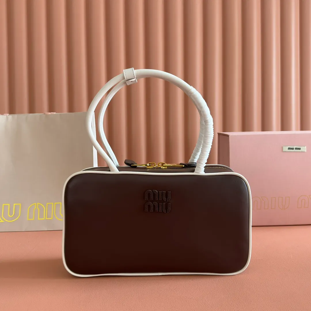 p1700💋💋💋 Equipped with a full set of packaging at the counter [Special grade hardware original leather] Beau cow leather color-blocked handbag/shoulder bag ~ Heather with white [medium size] This Beau handbag is made of soft and smooth cow leather, with gold-plated hardware and exquisite details that are particularly outstanding. The embossed letter logo shows a classic style. Size: W29×H17×D9cm No. 5BB172