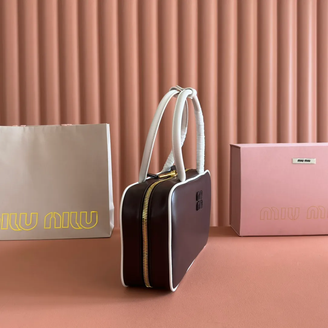 p1700💋💋💋 Equipped with a full set of packaging at the counter [Special grade hardware original leather] Beau cow leather color-blocked handbag/shoulder bag ~ Heather with white [medium size] This Beau handbag is made of soft and smooth cow leather, with gold-plated hardware and exquisite details that are particularly outstanding. The embossed letter logo shows a classic style. Size: W29×H17×D9cm No. 5BB172