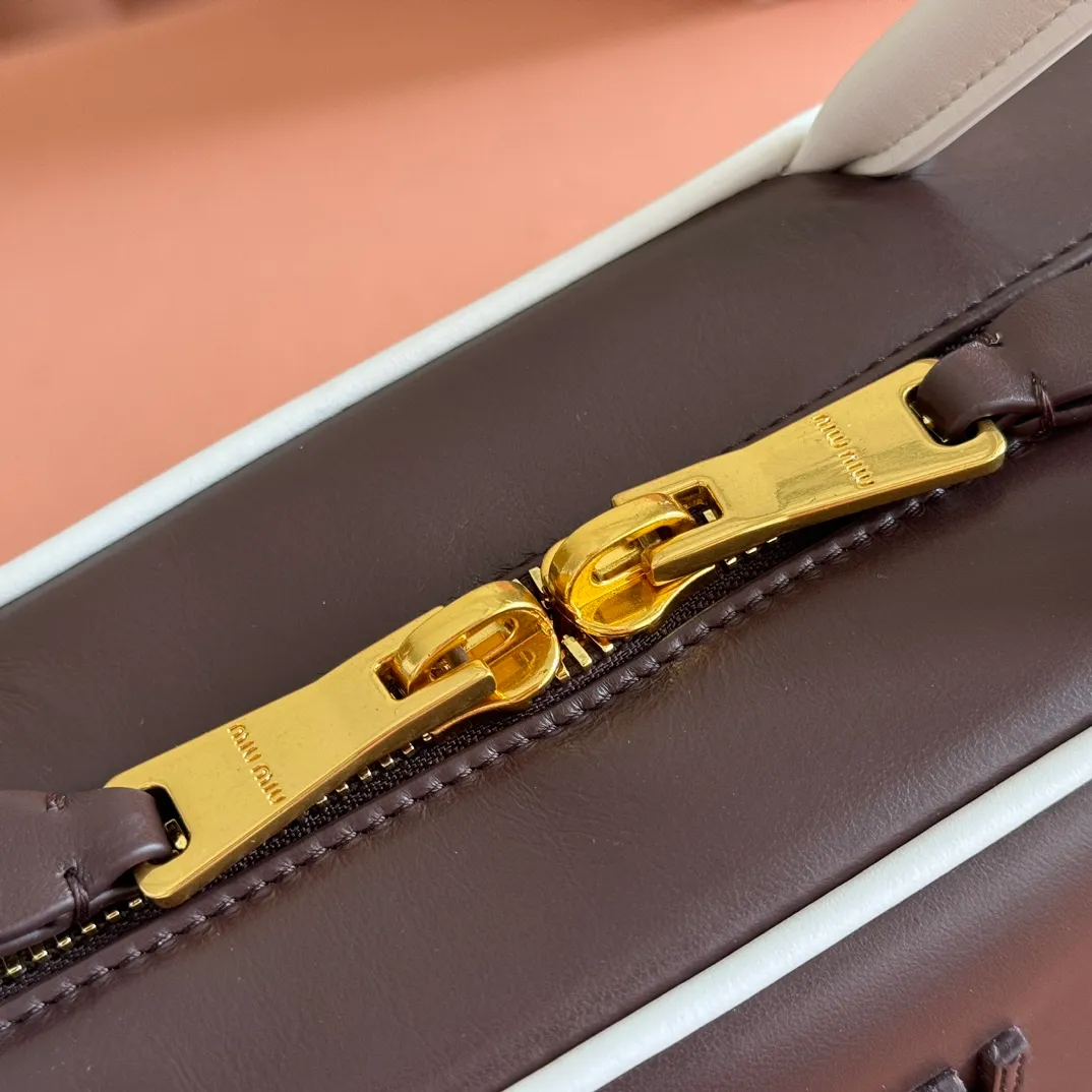 p1700💋💋💋 Equipped with a full set of packaging at the counter [Special grade hardware original leather] Beau cow leather color-blocked handbag/shoulder bag ~ Heather with white [medium size] This Beau handbag is made of soft and smooth cow leather, with gold-plated hardware and exquisite details that are particularly outstanding. The embossed letter logo shows a classic style. Size: W29×H17×D9cm No. 5BB172
