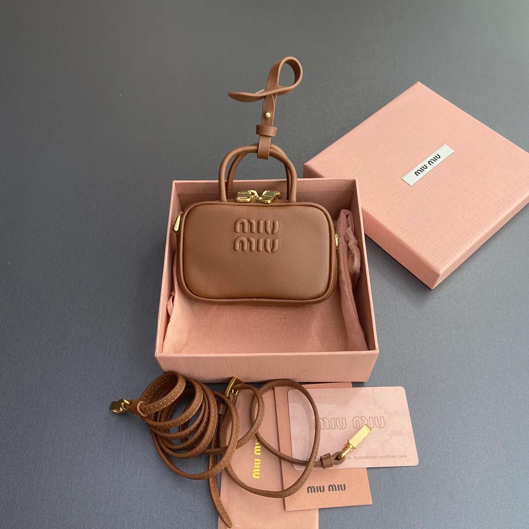 [Special grade hardware original leather] ¥800 ~ Brown imported cow leather pendant. This pendant can be decorated with other accessories and has a unique style. Decorated with an embossed logo for an added signature touch. - Lace-up closure - Zipper closure - Embossed letter logo - Lined Dimensions: w11×h7×d4cm No.: 5NR036_020_MM030